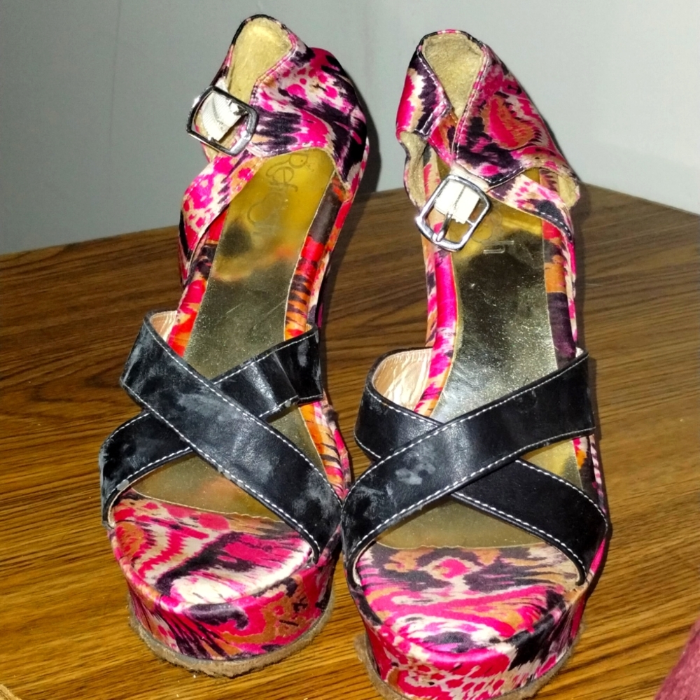 Refresh, size 7 1/2, multie color